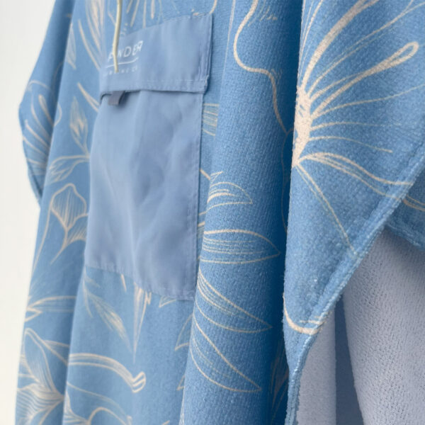 Poncho cambiador finder toalla de microfibra Celeste Floral - Imagen 6